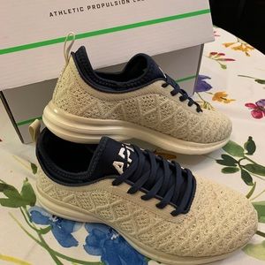 APL Techloom NWT. Women’s size 6